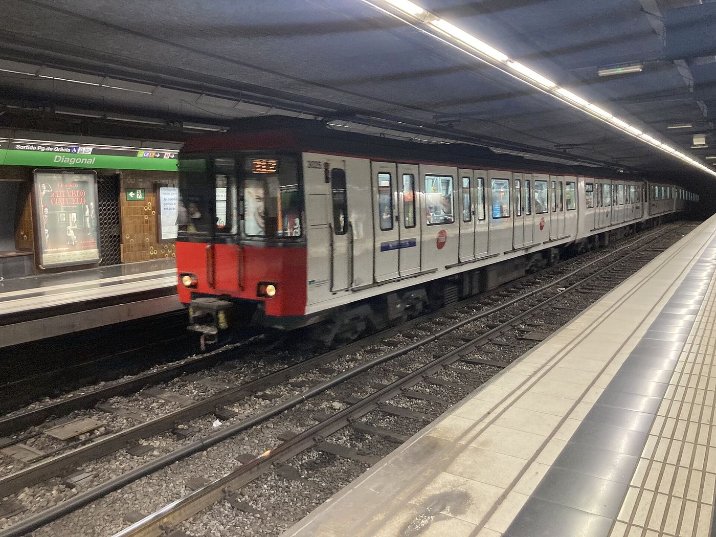 ディアゴナル駅の3号線のホーム